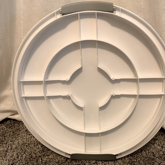 Sterilite cake carrier and spring form pan - Picture 2 of 6